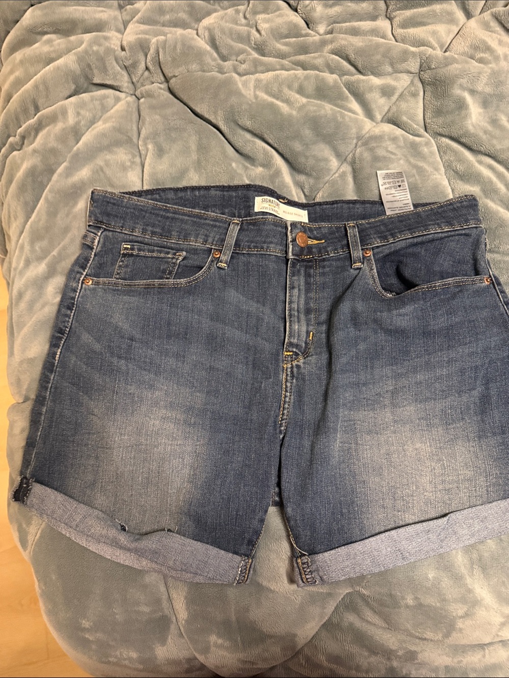 Levi's Signature Mid-Rise Shorts Mid-Rise Denim Shorts Size 10 (W30)